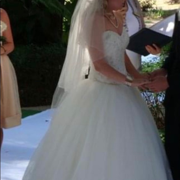 Wedding gown (pre-owned) - Picture 5 of 11